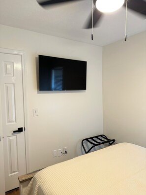 3 bedrooms, iron/ironing board, free WiFi, bed sheets - The Obsidian Reservoir Escape! AC, WiFi (Brandon)