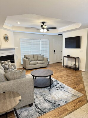 Smart TV, fireplace - The Obsidian Reservoir Escape! AC, WiFi (Brandon)