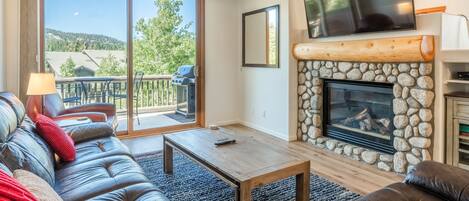 スマートテレビ、暖炉、DVD プレーヤー