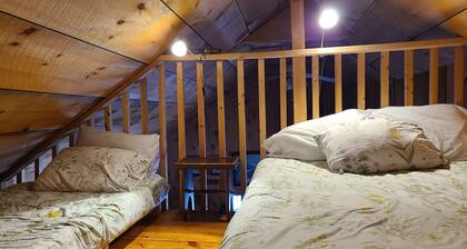 Cabin-7 minutes to Ski Stratton-Woodstove-Firepit-Brook On Property-Views-Dog OK