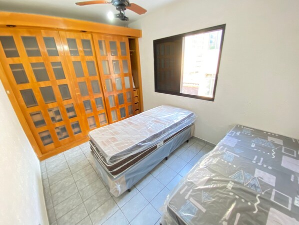 Apartament | 2 dormitoris, cortines opaques i planxa i posts de planxar 