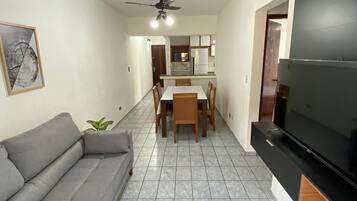 Apartamento | Área de estar | TV de tela plana 32 polegadas com canais via satélite, TV