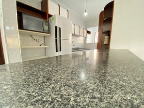 Apartamento | Cozinha privada | Mesas de jantar