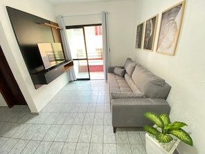 Apartment | Living area | 32-inch flat-screen TV with satellite channels, TV - Pé na areia Canto do Forte III (Praia Grande)