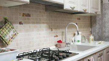 Kühlschrank, Ofen, Herdplatte, Wasserkocher mit Kaffee-/Teezubehör