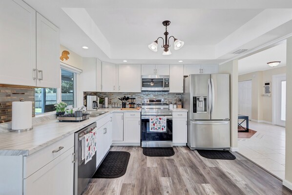 Kjøleskap, mikrobølgeovn, ovn og kokeplater