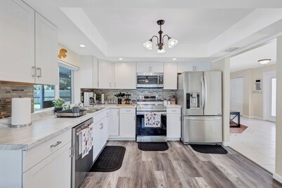 Charming 3-bedroom house with Heated pool/3 mins Sister Spring