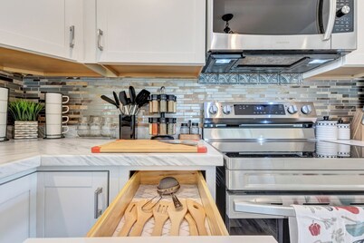 Charming 3-bedroom house with Heated pool/3 mins Sister Spring