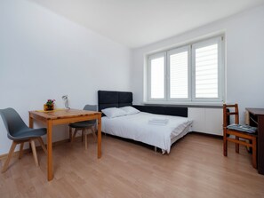 Iron/ironing board, WiFi, bed sheets