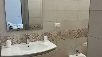 Doccia, asciugacapelli, bidet, asciugamani