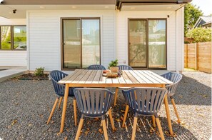 Outdoor dining - Charming 2-bedroom house with AC, WiFi in pleasant Austin (Austin)