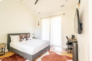 2 bedrooms, desk, iron/ironing board, free WiFi - Charming 2-bedroom house with AC, WiFi in pleasant Austin (Austin)