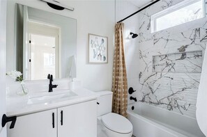 Hair dryer, towels, soap, shampoo - Charming 2-bedroom house with AC, WiFi in pleasant Austin (Austin)