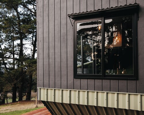 Cute tiny home with bathing under the stars & stunning valley views