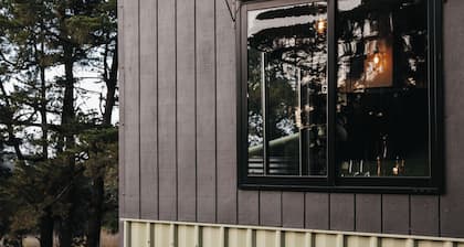 Cute tiny home with bathing under the stars & stunning valley views