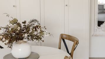 Superior-Suite, Gartenblick | Essbereich im Zimmer