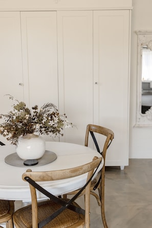 Suite superior, vistes al jardí | Zona de menjador de l'habitació