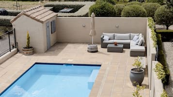 Una piscina al aire libre de temporada