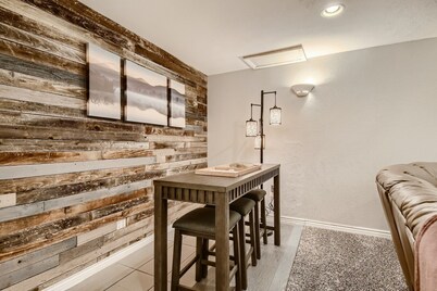 Modern & Spacious - 5 King Beds With Private Backyard Oasis & Sunroom