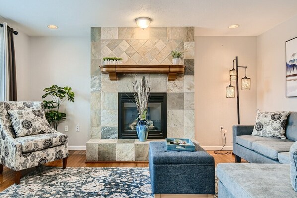 Smart TV - Modern & Spacious - 5 King Beds With Private Backyard Oasis & Sunroom (Arvada)