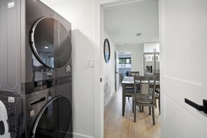 Interior - 3-bedroom/2Bathroom House with Parking, High Speed WiFi and Large Outdoor Patio (Largo)