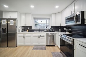 Fridge, microwave, oven, stovetop - 3-bedroom/2Bathroom House with Parking, High Speed WiFi and Large Outdoor Patio (Largo)