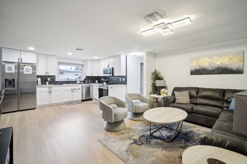 3-bedroom/2Bathroom House with Parking, High Speed WiFi and Large Outdoor Patio