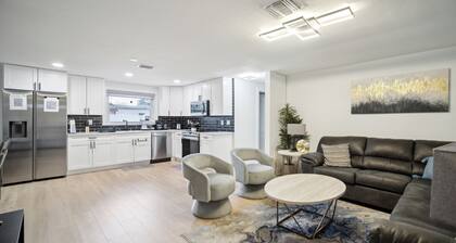 3-bedroom/2Bathroom House with Parking, High Speed WiFi and Large Outdoor Patio