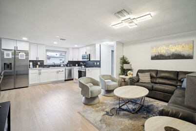 3-bedroom/2Bathroom House with Parking, High Speed WiFi and Large Outdoor Patio