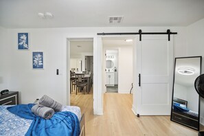 3 bedrooms, desk, iron/ironing board, free WiFi