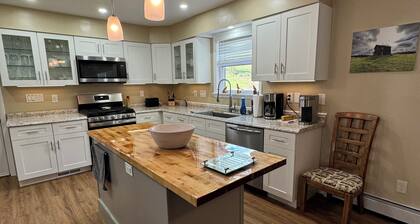 "Back Pasture Escape" NEW! Large Home farm views 7.5 miles to Worlds End, YMH.