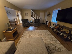 Smart TV, video games, table football, ping pong - "Back Pasture Escape" NEW! Large Home farm views 7.5 miles to Worlds End, YMH. (Forksville)