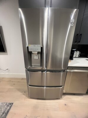 Een magnetron, een oven, een kookplaat, een vaatwasser
