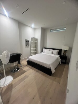 2 slaapkamers, een bureau, een strijkplank/strijkijzer, wifi