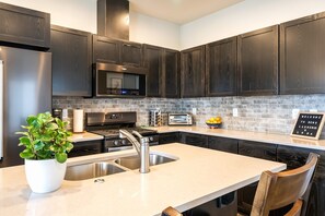 Mikrobølgeovn, ovn, kokeplater og oppvaskmaskin