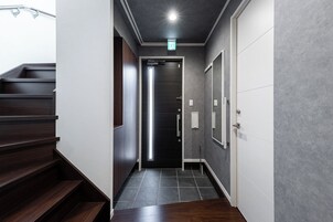 Ropa de cama hipoalergénica y tabla de planchar con plancha