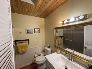 Sèche-cheveux, serviettes fournies, savon, shampoing