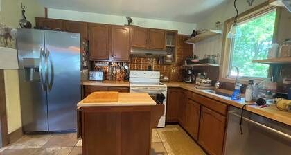 Quiet, Rural 3 Acre Retreat w/Nearby Boutique Restaurants, Shopping, Culture