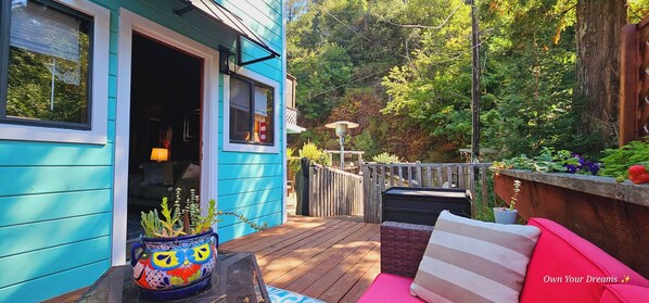 Terrace/patio - Escape to Redwood Bliss at this Cozy Cabin near Monte Rio Beach! (Monte Rio)