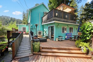 Outdoor dining - Escape to Redwood Bliss at this Cozy Cabin near Monte Rio Beach! (Monte Rio)