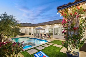 Il s’agit d’une propriété résidentielle dotée d’une piscine, d’un espace extérieur aménagé pour se détendre et d’un jardin bien entretenu.