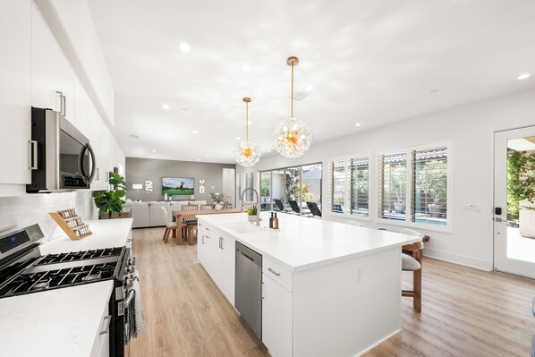 雪櫃、微波爐、焗爐、爐具