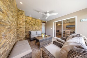 TV connectée, livres, chaîne hi-fi, espaces bureaux