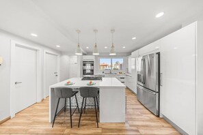 Kylskåp, mikrovågsugn, ugn och spishäll