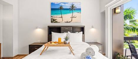 3 habitaciones, escritorio y tabla de planchar con plancha