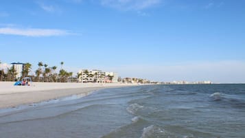 Chaises longues, serviettes de plage