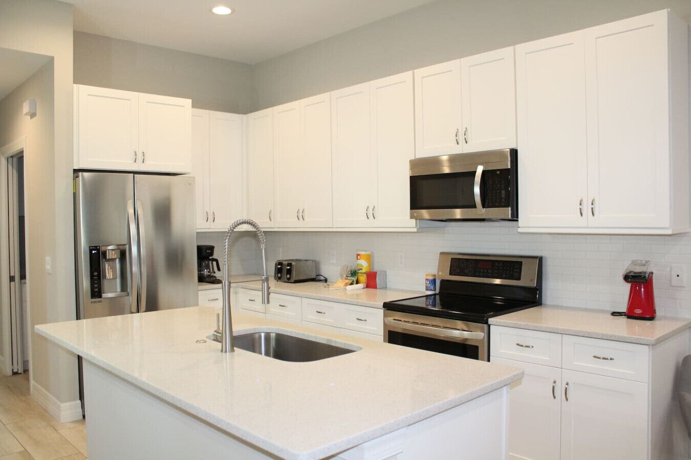 Kühlschrank, Mikrowelle, Ofen, Herdplatte