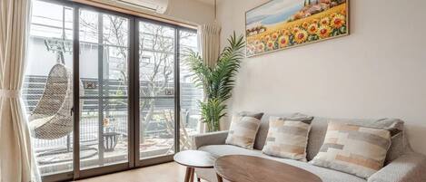 ファミリーアパートメント(バルコニー付き)清掃なしエコ 禁煙 | リビング エリア | 薄型テレビ