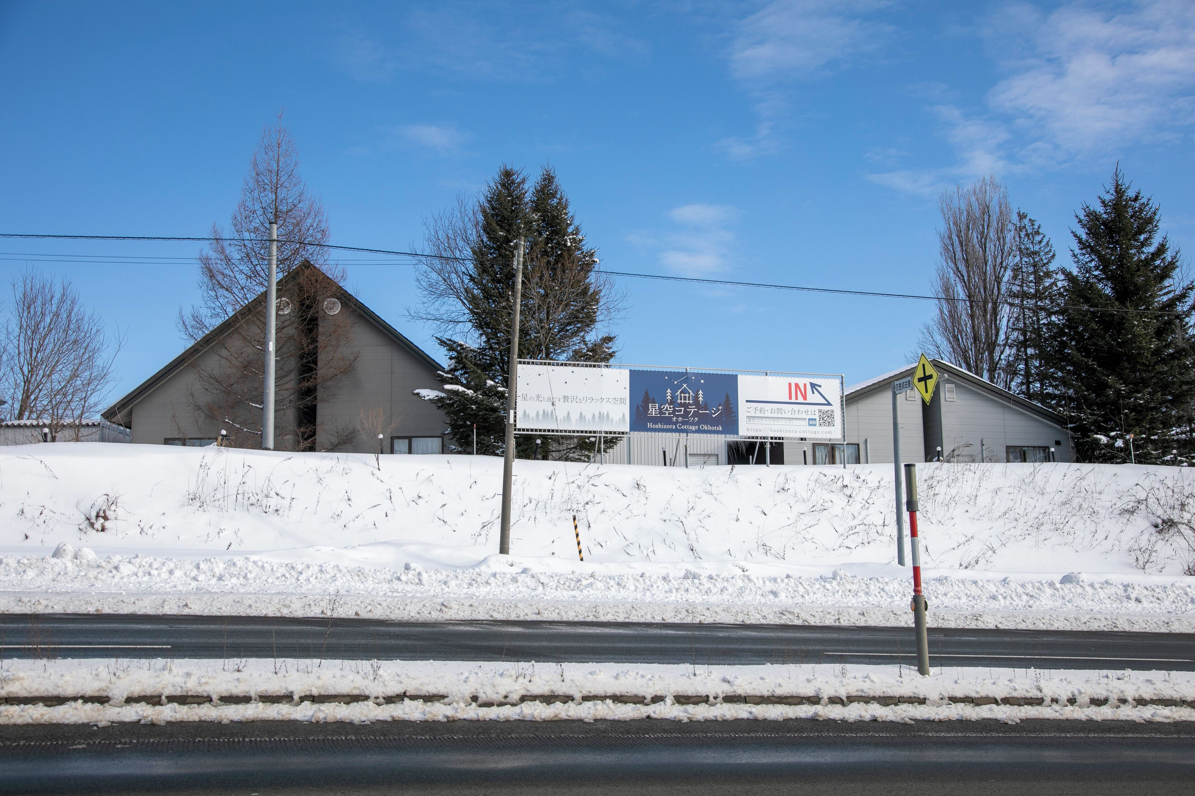 En bygning med et skilt, der viser teksten "Hobsonia Cottage Hostel" og "INN".