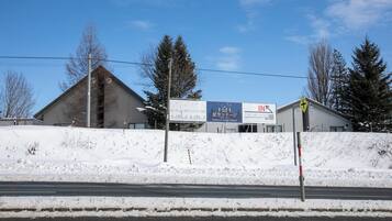 En bygning med et skilt, der viser teksten "Hobsonia Cottage Hostel" og "INN".